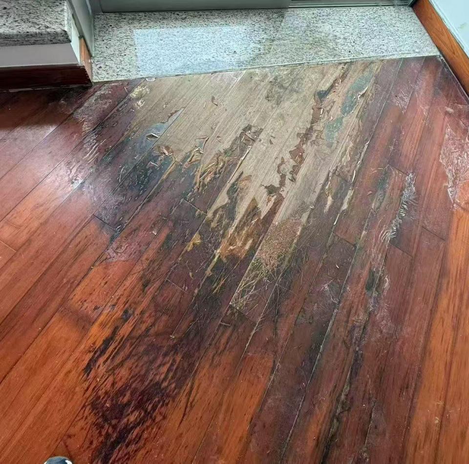 木地板打磨翻新工作照片