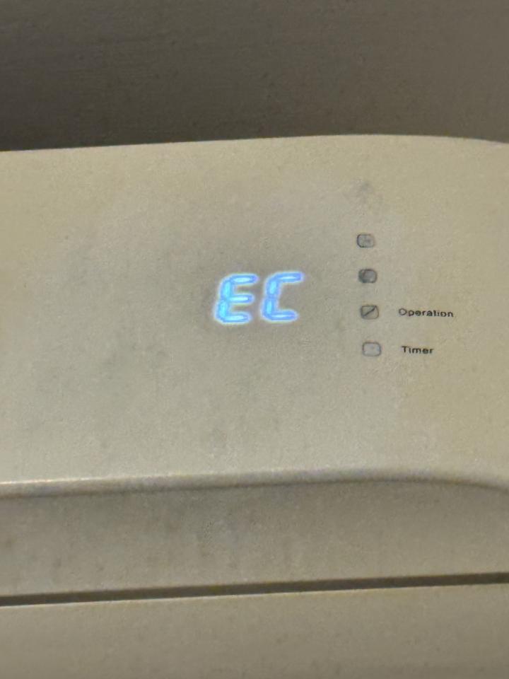 冷氣維修工作照片