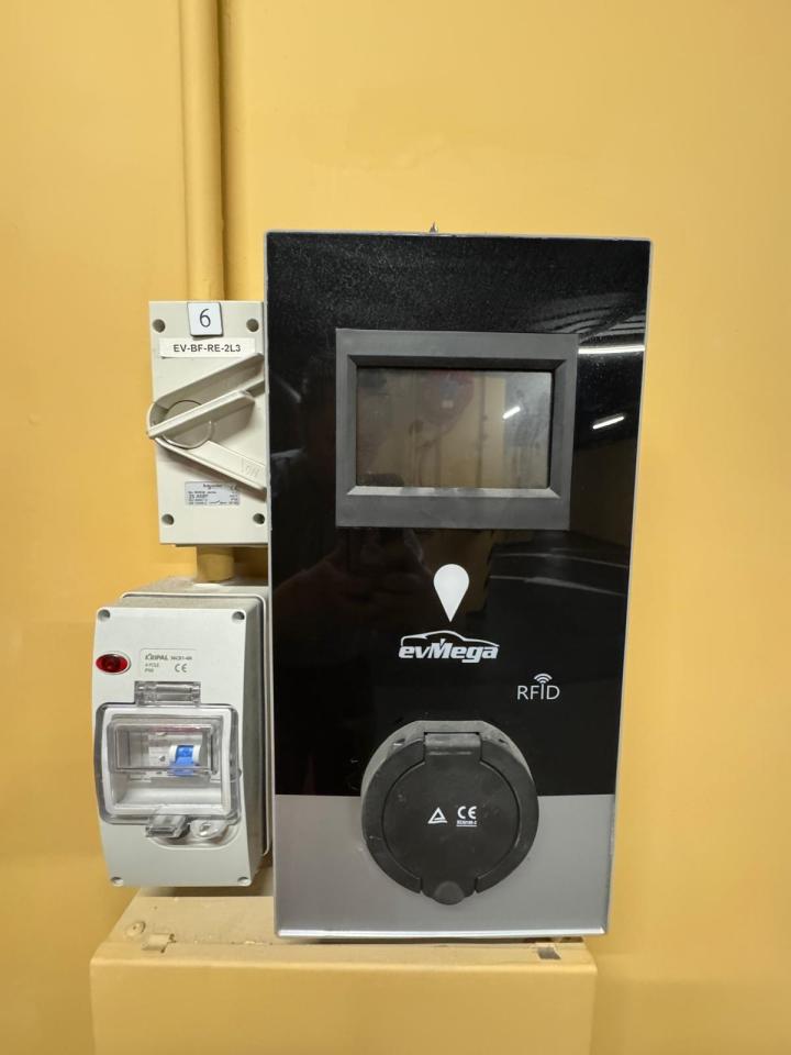 電動車充電器安裝工作照片