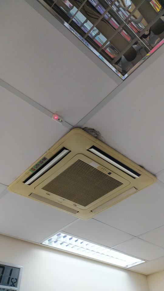 冷氣維修工作照片