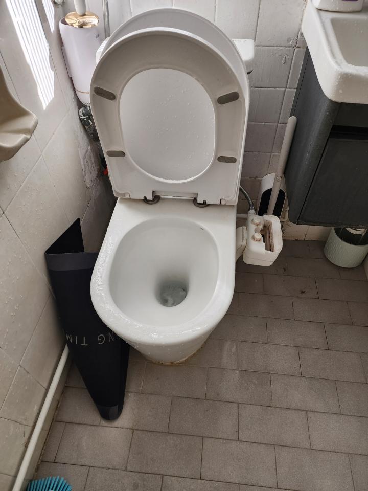 馬桶安裝工作照片