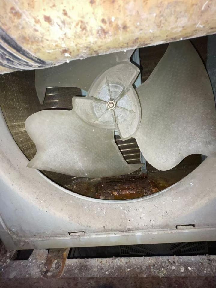 冷氣維修工作照片