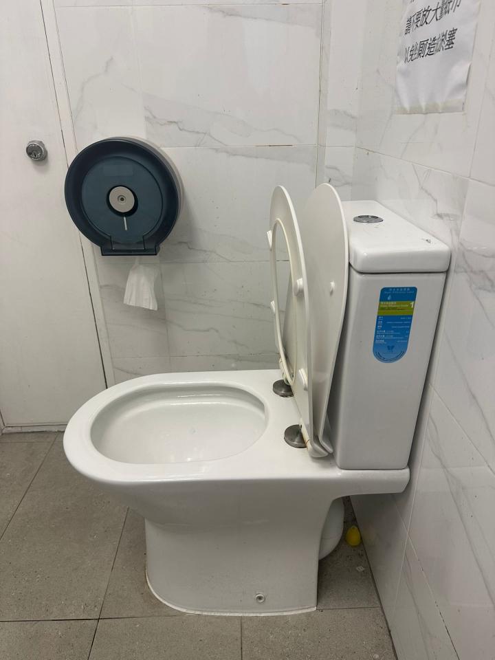 馬桶安裝工作照片