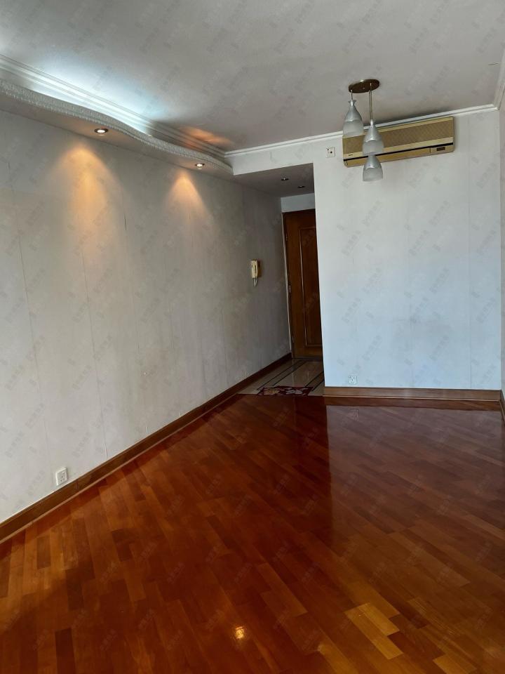 木地板打磨翻新工作照片