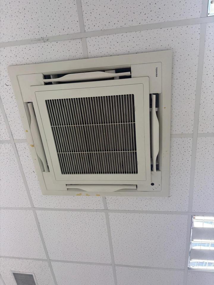 冷氣維修工作照片