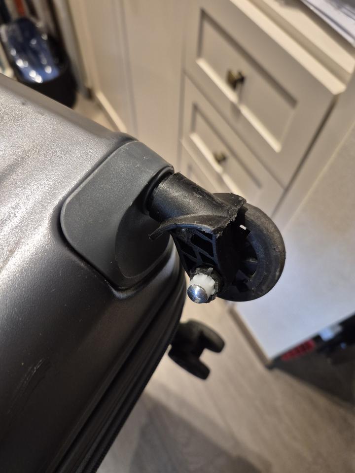 行李箱維修工作照片