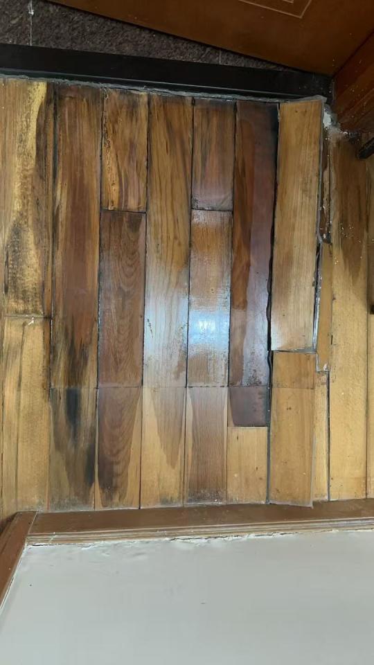 木地板打磨翻新工作照片