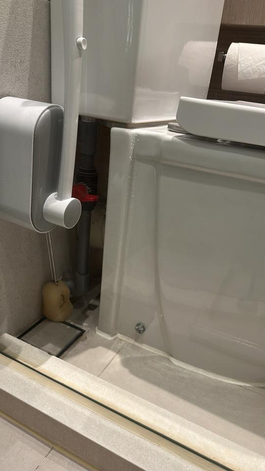 馬桶安裝工作照片