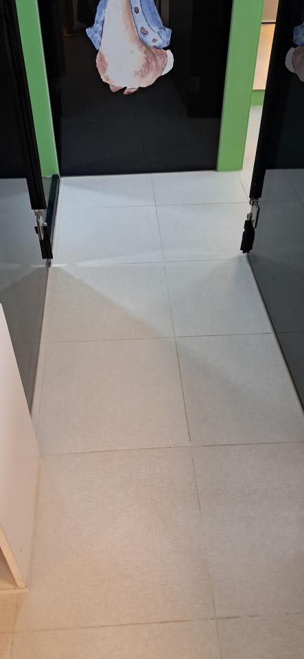 膠地板安裝工作照片