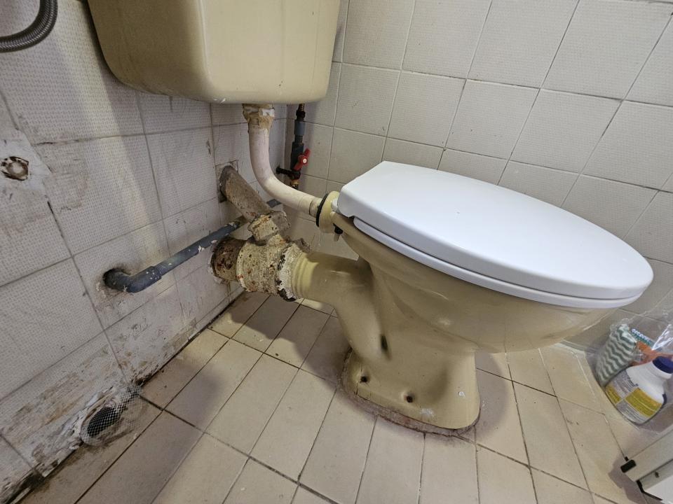 馬桶安裝工作照片