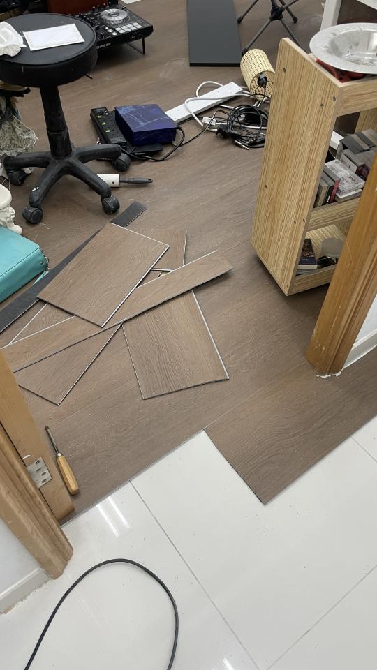 膠地板安裝工作照片