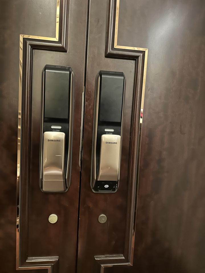 電子門鎖安裝工作照片