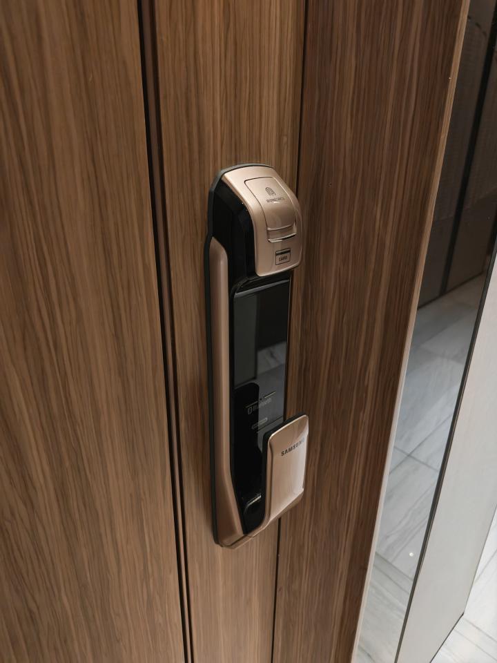 電子門鎖安裝工作照片