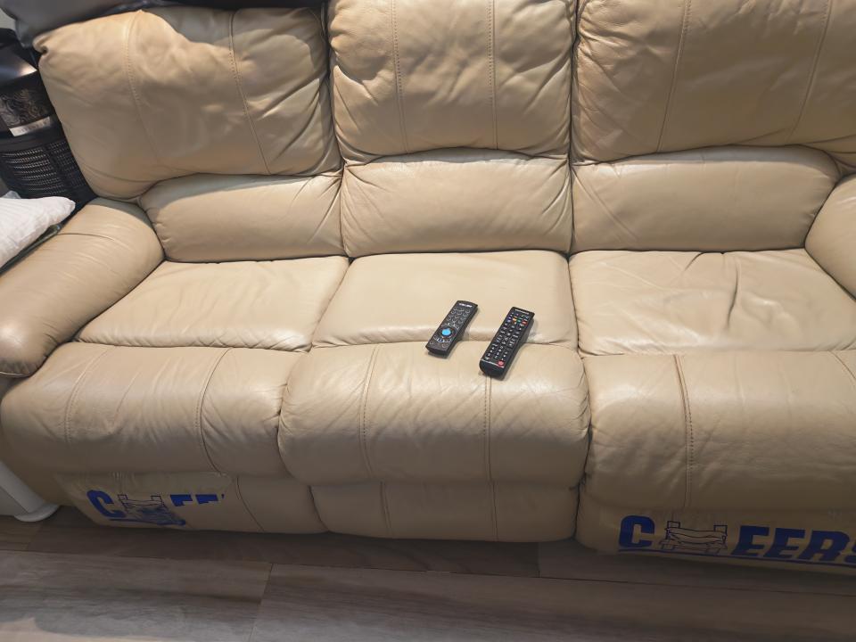 Furniture Repairjob photo