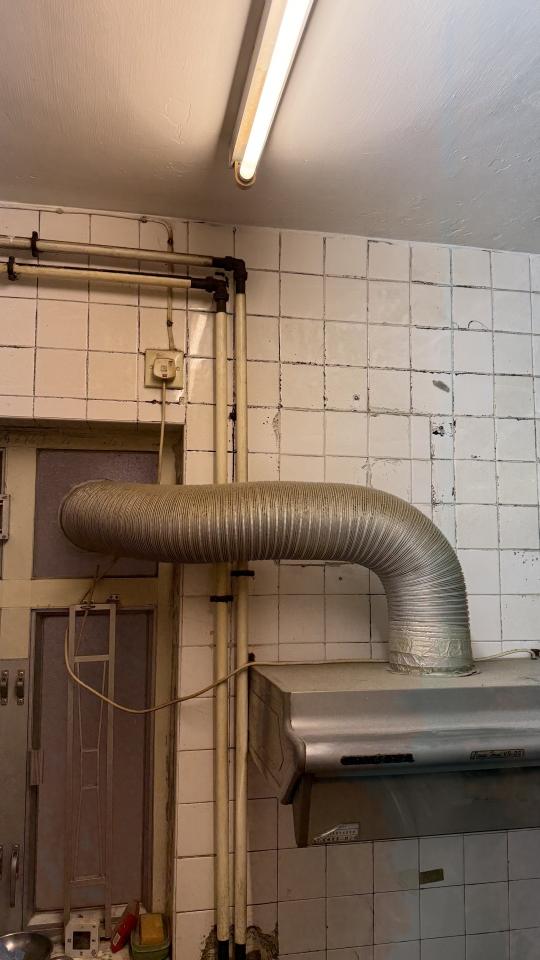 抽油煙機喉接駁工作照片