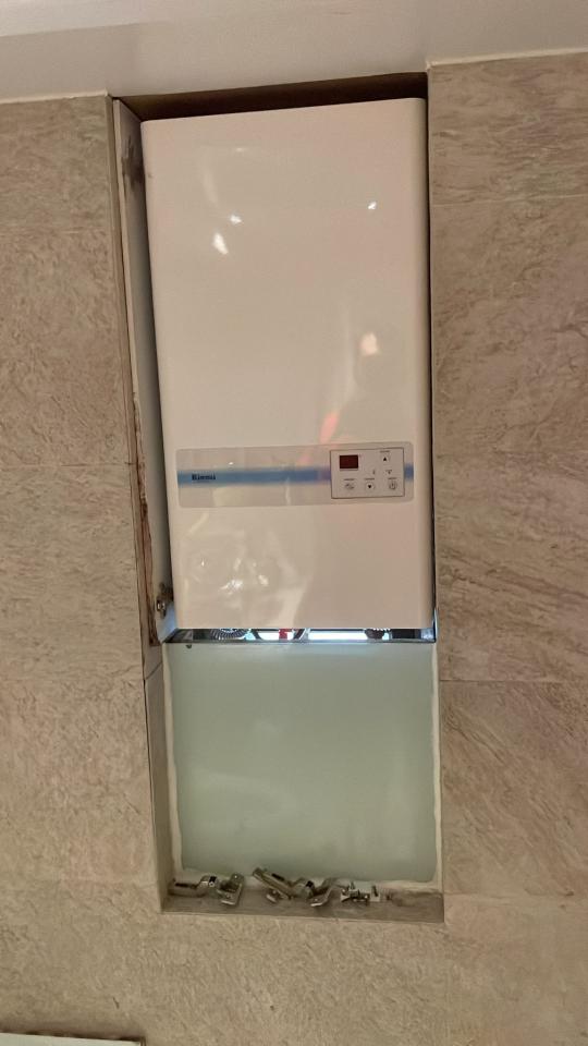 熱水爐安裝維修工作照片
