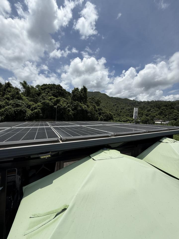 太陽能板清潔工作照片