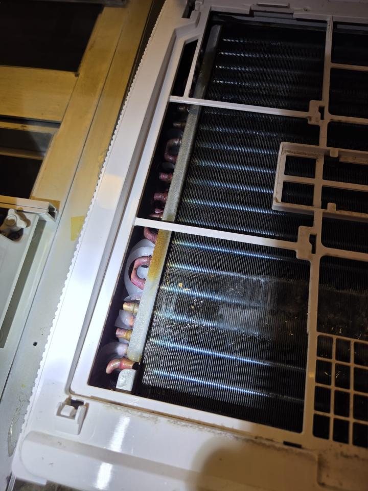 冷氣維修工作照片