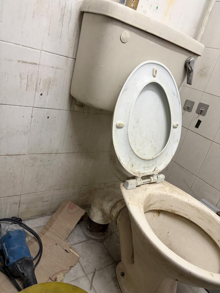 馬桶安裝工作照片