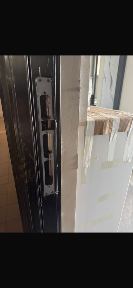 電子門鎖安裝工作照片