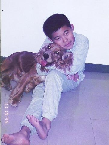 竉物散步 - 童年時期，曾養狗，英曲，一名雄性。喜歡帶牠散步清理糞便打理梳毛。