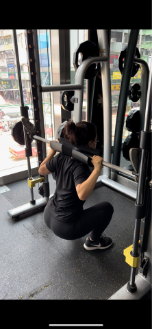 jerry leung - Cynthia 是一個40歲(18歲)的學生,是一個家庭主婦以及美容姐姐,當初因上一個教練的上課態度及不專業指導令Cynthia 關節不適。
        機緣之下找到我,我用身體上的分析以及理論令她清楚明白每個動作的發力感覺以及訓練的肌肉。令她在上班或晚上煮飯前也能自主去健身房訓練,關節不適等問題也得到改善。(我相信上圖的深蹲動作比大部分年輕人也好) jerry leung - Cynthia 是一個40歲(18歲)的學生,是一個家庭主婦以及美容姐姐,當初因上一個教練的上課態度及不專業指導令Cynthia 關節不適。
        機緣之下找到我,我用身體上的分析以及理論令她清楚明白每個動作的發力感覺以及訓練的肌肉。令她在上班或晚上煮飯前也能自主去健身房訓練,關節不適等問題也得到改善。(我相信上圖的深蹲動作比大部分年輕人也好)