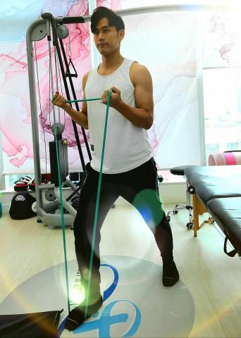 Coach King - 阻力帶訓練
最近很多國家已經通關,朋友們都準備計劃去旅遊,如果有運動習慣的朋友又想在旅遊這幾天都保持鍛練,可攜帶一至兩條阻力帶在酒店房間內也可鍛練全身。 Coach King - 阻力帶訓練
最近很多國家已經通關,朋友們都準備計劃去旅遊,如果有運動習慣的朋友又想在旅遊這幾天都保持鍛練,可攜帶一至兩條阻力帶在酒店房間內也可鍛練全身。