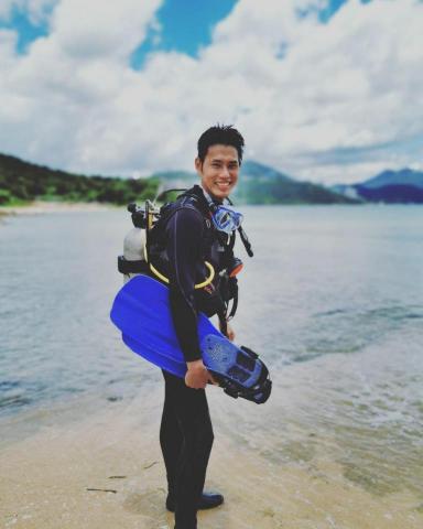 Coach King - 教學目標:
令每位學員愛上與水的接觸
令每位學員往後日子出國旅遊時都能在島中沙灘及酒店泳池裡享受水中樂趣自由暢泳,潛泳及浮潛
可選至少學懂蝶泳,背泳,蛙泳,自由式4種中任何1種泳式
提升游泳速度,技術及調整泳姿
改善體型,令全身肌肉得到訓練,使身體線條更美
強化心血管系統及心肺功能,有助減少血壓及血糖
大大減低關節受損及壓力(如膝蓋或腳踝關節)
更有效燃燒卡路里 Coach King - 教學目標:
令每位學員愛上與水的接觸
令每位學員往後日子出國旅遊時都能在島中沙灘及酒店泳池裡享受水中樂趣自由暢泳,潛泳及浮潛
可選至少學懂蝶泳,背泳,蛙泳,自由式4種中任何1種泳式
提升游泳速度,技術及調整泳姿
改善體型,令全身肌肉得到訓練,使身體線條更美
強化心血管系統及心肺功能,有助減少血壓及血糖
大大減低關節受損及壓力(如膝蓋或腳踝關節)
更有效燃燒卡路里