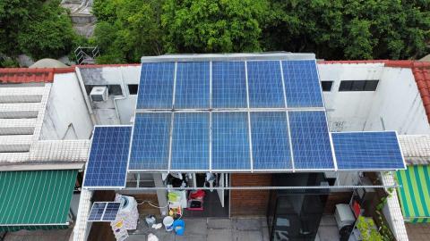 祥龍潔具工程公司 - 安裝太陽能板 祥龍潔具工程公司 - 安裝太陽能板