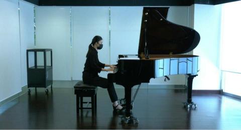 Miss Yuen - 在學時演奏照片 Miss Yuen - 在學時演奏照片