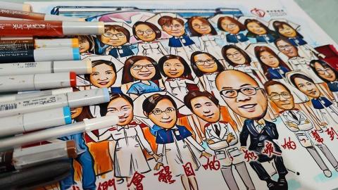 Q.Comic似顏漫畫人像繪 - 一路畫...
姑娘問我畫完未？我答未
一路畫...
姑娘又問我畫到暈未？我答一早暈左啦，咁多咁靚姑娘??
姑娘答唔怕呢度有齊全港聯網响晒度，你入邊間都有最好的照顧?
我真係要暈了....
&ldquo;姑娘........&rdquo;