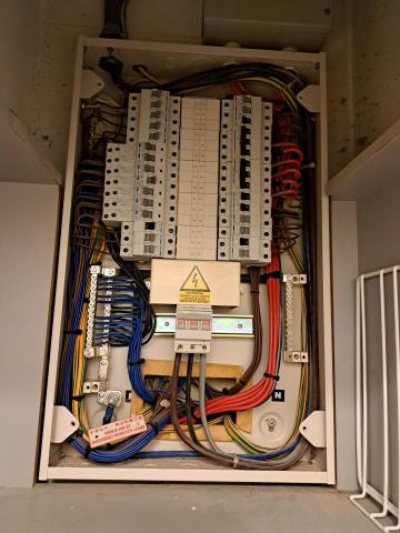 華師傅 - 新安裝三相總掣電箱?