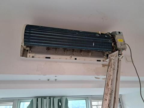 華師傅 - 檢查冷氣 有怪聲， 有臭味?