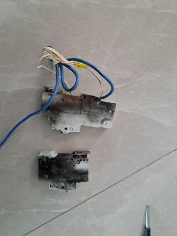 華師傅 - 總制箱電流過大引致漏電斷路器及 mcd燒黑了