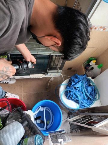 俊昇冷氣工程 - 洗冷氣 用高壓水槍先有效去除深層塵垢