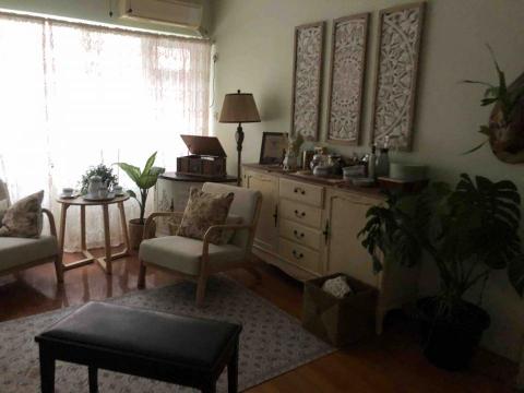 blue h. - 原單位為白牆木地板空置單位，增添所有家具用品、植物窗簾地毯等軟裝，改牆色