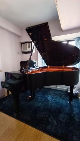 Miss Ng - 使用 C1 三角鋼琴教學，方便學生熟習比賽用三角琴及錄影考試。 