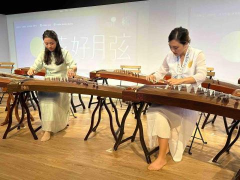 古箏老師 Miss Polly @ Zither_Tree - 老師們演出中 古箏老師 Miss Polly @ Zither_Tree - 老師們演出中