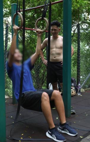 Kenneth Liu  - Assisted pull-up (拉)