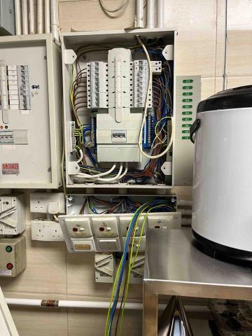 零一機電工程有限公司 - 商場地鋪拉電及改制位