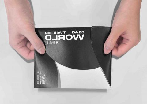 Tiff. Design - 單張設計：主題為扭曲世界，因此排版會較為大膽。