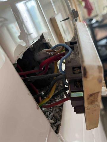 Wong Kai Chun - 檢查電路情況 Wong Kai Chun - 檢查電路情況