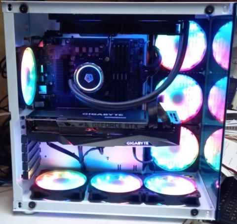 OscarComputerServices - 呢部高階電腦,客人要求要白色兼用水冷,超多RGB燈。呢個就係效果。 OscarComputerServices - 呢部高階電腦,客人要求要白色兼用水冷,超多RGB燈。呢個就係效果。