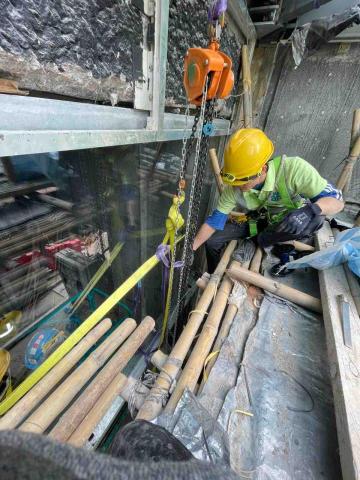 Jeffery；耀達玻璃工程（Lumida glas - 安裝玻璃門頂夾膠玻璃