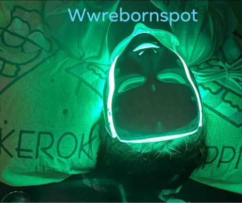 WW Reborn Spot - 七色光是人體有益的軟光譜，排除過度性光線配合七種不同光能，對皮膚有不同的治療作用，令細胞活化及激發能量，有效改善膚質。 紅光：增加皮膚膠原蛋白和纖維組織，能美白淡斑、嫩膚祛皺。 藍光：有消炎殺菌的功效，以減少粉刺暗瘡的形成，且更快癒合。 紫光：是紅光和綠光的雙頻光，結合了兩種光的功效，尤其在治療暗瘡方面。