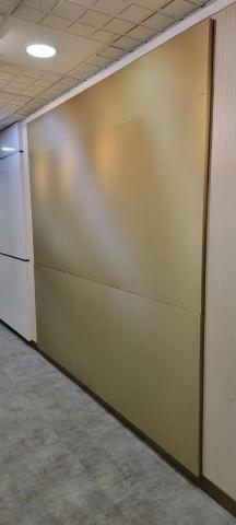 楊沃文 - 寫字樓大堂位。金屬底膠牆紙。翻新後。