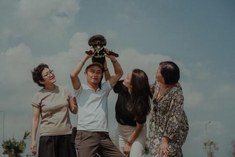 Gavin Yim - 家庭攝影 
2小時拍攝 
80張調色照片 
10張皮膚精修 
送一幅A3木框油畫 Gavin Yim - 家庭攝影 
2小時拍攝 
80張調色照片 
10張皮膚精修 
送一幅A3木框油畫