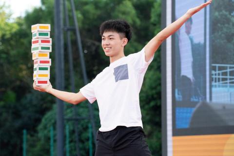 Queenie Lam - 磚頭大型表演