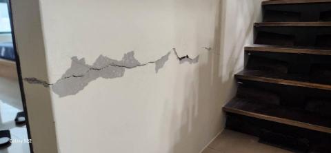 甲殼類大頭呆 - 新竹縣竹北市，社區名稱：台大傳家，油漆整修前，地震裂縫