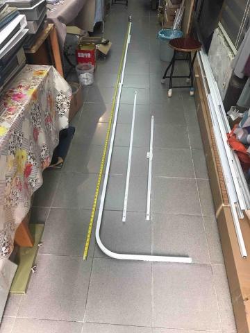 Wai Lok Fung - 關窗台路軌安裝